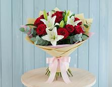 Букет цветов из:  Лилии и Розы в Кондопоге