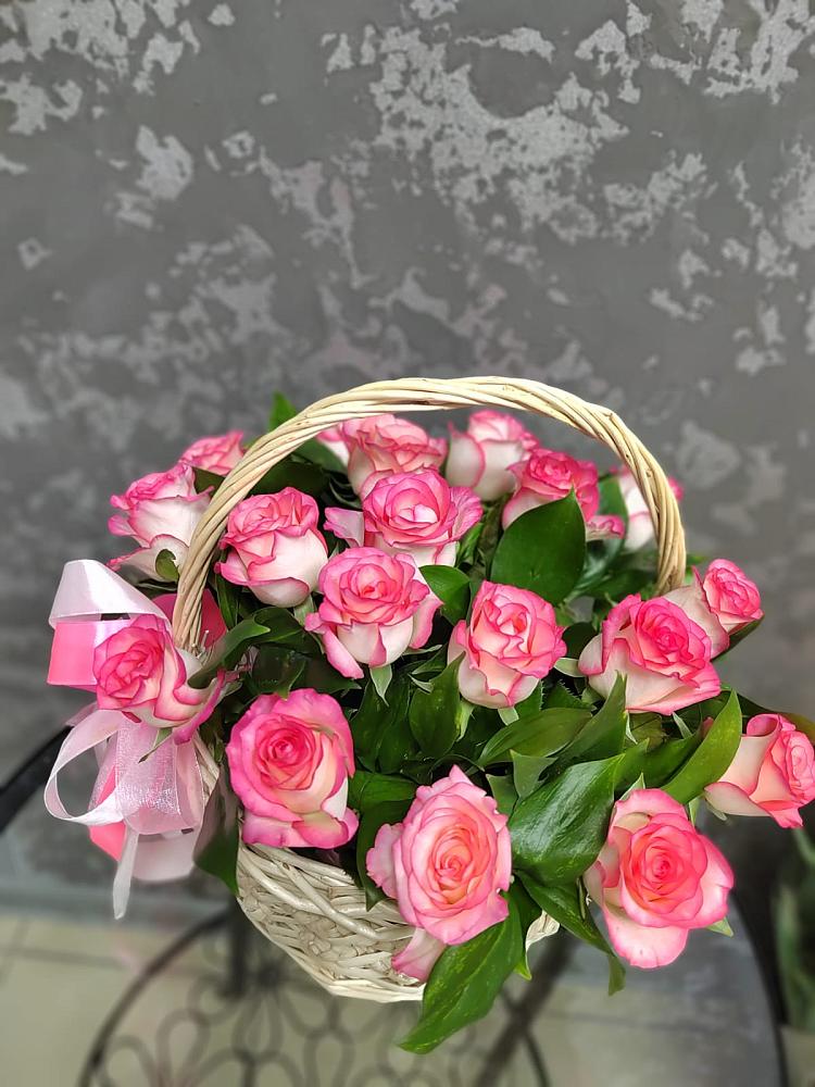 Цветочная композиция из Розы в корзине в Кондопоге