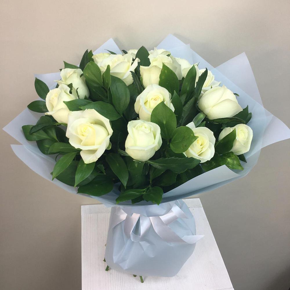 Букет 15 Белых роз Проуд в Кондопоге