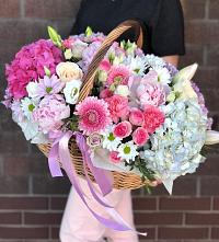Композиция солнечный день в Кондопоге Цветочная композиция из Розы, Хризантемы, Пионы и Лизиантусы в корзине в Кондопоге