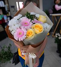 Букет цветов из:  Герберы, Розы и Хризантемы в Кондопоге