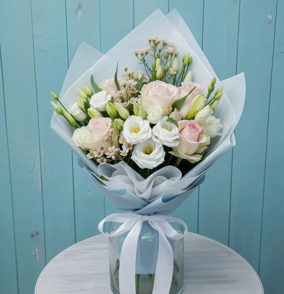 Букет цветов из: Розы и Лизиантусы в Кондопоге