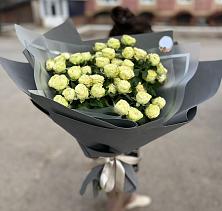 Букет Белые кустовые розы Солинеро в Кондопоге