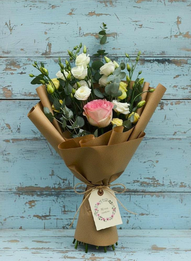 Букет цветов из: Розы и Лизиантусы в Кондопоге