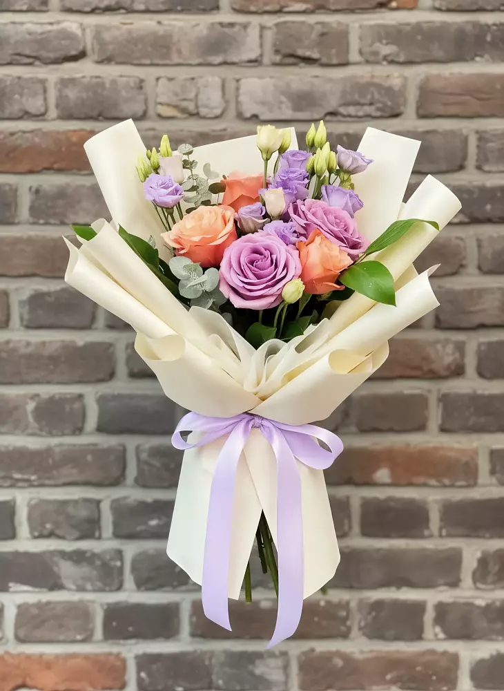 Букет цветов из: Лизиантусы и Розы в Кондопоге