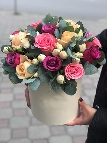 Цветочная композиция из Розы в шляпной коробке в Кондопоге