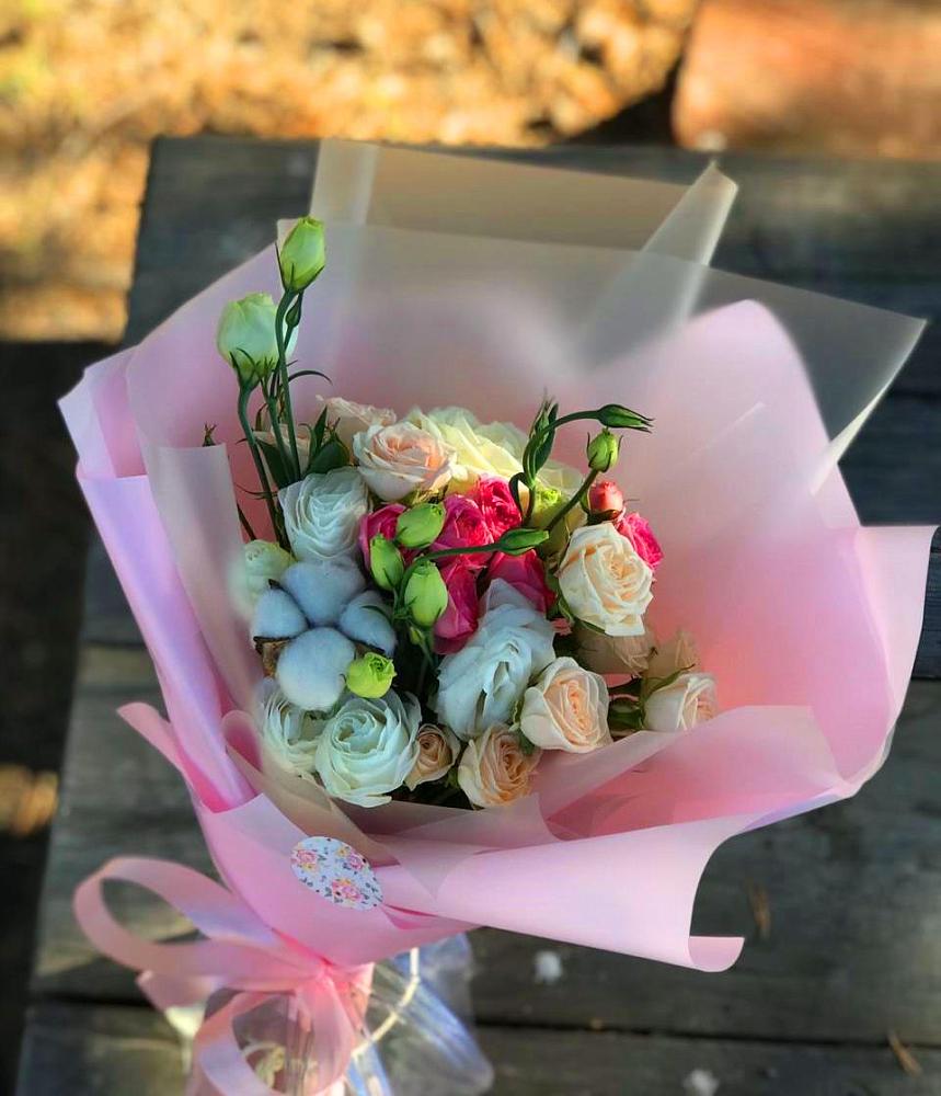 Букет цветов из: Розы и Лизиантусы в Кондопоге