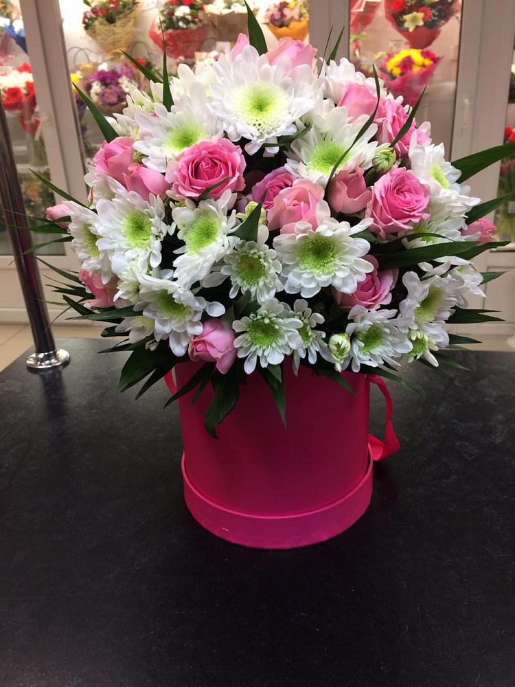 Цветочная композиция из Розы и Хризантемы в шляпной коробке в Кондопоге