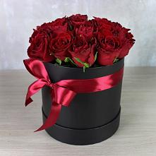 Цветочная композиция из Розы в шляпной коробке в Кондопоге