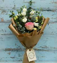 Букет цветов из:  Розы и Лизиантусы в Кондопоге