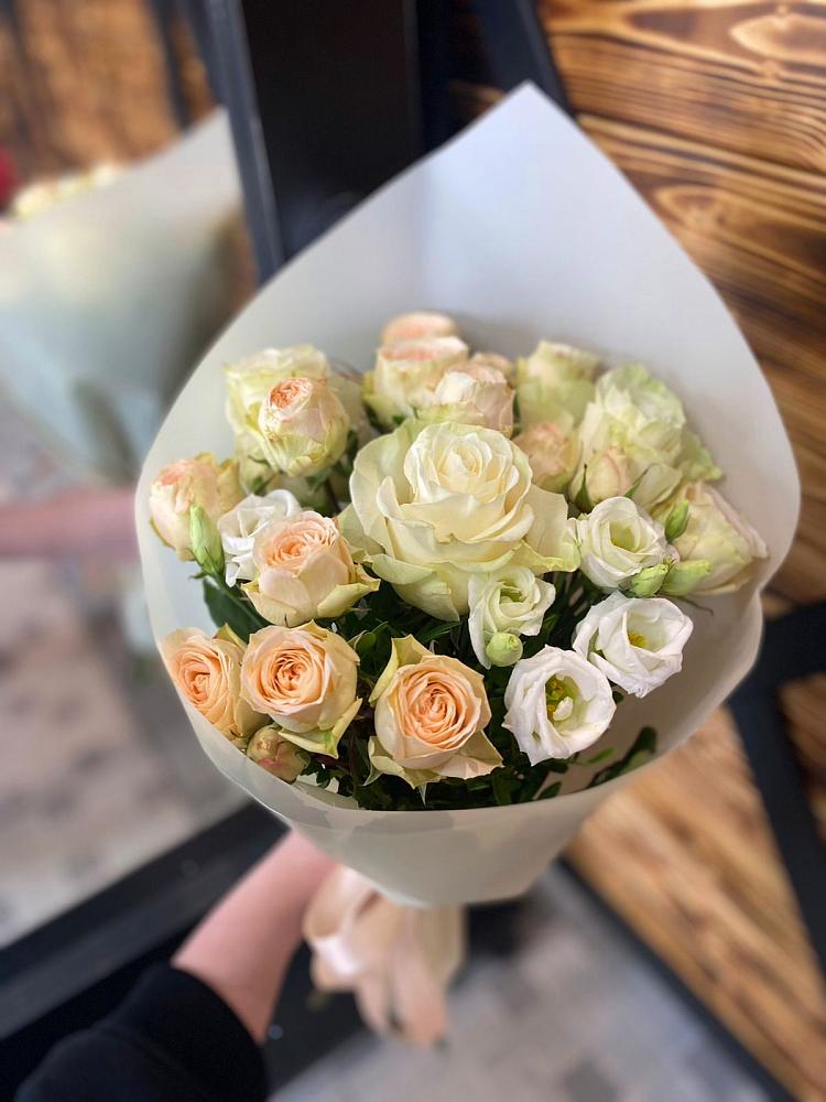 Букет цветов из: Розы и Лизиантусы в Кондопоге